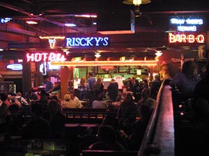 Dieser Saloon ist nicht in Deutschland. Es handelt sich dabei um eine Aufnahme aus Billy Bob�s Texas - The world�s largest Honky Tonk...